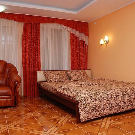 House In Bohatyrska Street Киев Экстерьер фото