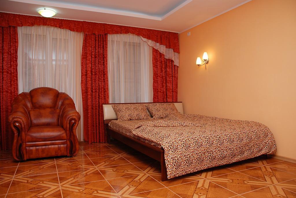 House In Bohatyrska Street Киев Экстерьер фото